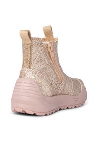 Rosa glittrande ankelsko med en texturerad yta, sidodragkedja och dragflikar. Tjock gummisula med mönster för bra grepp.