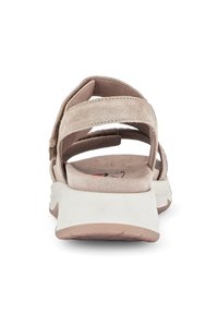 Roze suède sandaal met een dikke witte zool, verstelbare banden op de hiel en de voetboog, en een zachte voetbed met een subtiele logodetail.