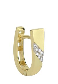 Boucle d'oreille en forme d'anneau en or avec un design en forme de U, présentant une rangée diagonale de cristaux clairs incrustés sur un côté, finition lisse et bords polis.