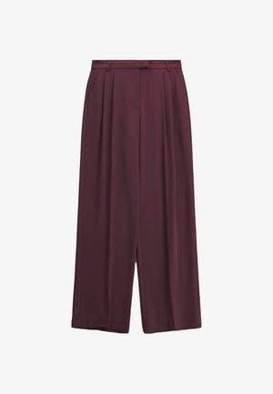 Pantaloni ampi bordeaux con una texture liscia, caratterizzati da una vita alta, pieghe frontali e tasche laterali.