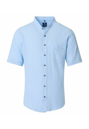 Korte mouwen shirt van lichtblauwe stof met een puntige kraag, een borstzak en donkere knopen aan de voorkant, gladde textuur.