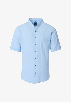 Korte mouwen shirt van lichtblauwe stof met een puntige kraag, een borstzak en donkere knopen aan de voorkant, gladde textuur.