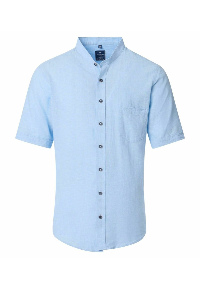 Korte mouwen shirt van lichtblauwe stof met een puntige kraag, een borstzak en donkere knopen aan de voorkant, gladde textuur.