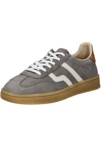 Sneaker in camoscio grigio con strisce laterali bianche e lacci bianchi. Presenta una suola in gomma testurizzata e un accento beige sul tallone.