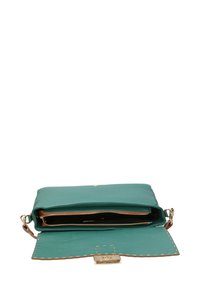 Borsa in pelle color teal con hardware dorato, dotata di un interno con zip, di una patta aperta e di una cucitura a contrasto lungo i bordi.