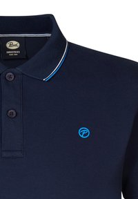 Granatowa koszulka polo z trzema guzikami, kontrastującymi białymi i niebieskimi paskami przy kołnierzu oraz małym niebieskim logo na piersi.