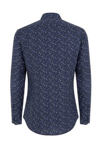 Koszula z długim rękawem w granatowym materiale z kwiatowym wzorem w niebieskim i białym kolorze, z standardowym kołnierzykiem i mankietami zapinanymi na guziki.
