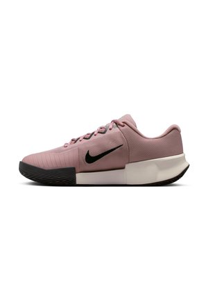 Chaussure de sport basse mauve avec semelle noire, logo Nike noir, dessus en mesh et lacets roses, vue de profil sur fond blanc.