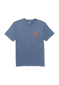Camiseta de algodón azul con un gráfico colorido en el pecho que incluye texto y un borde decorativo. Manga corta, cuello redondo, textura suave.