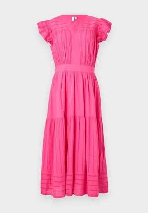 Fényes rózsaszín midi ruha, rövid fodros ujjakkal, V-nyakkal, hímzett függőleges csíkokkal, testhez simuló derékkal és csipkével díszített, rétegelt szoknyával.