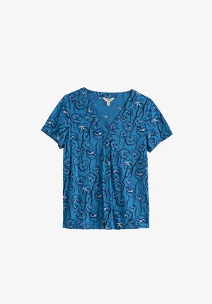 Kék rövid ujjú V-nyakú ing sötétkék és fehér virágmintával, fehér háttéren lefektetve.