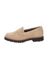 Beige suède loafers met een ronde neus, decoratieve band en een textuur van rubberen zool met kleine loopprofielen voor grip.