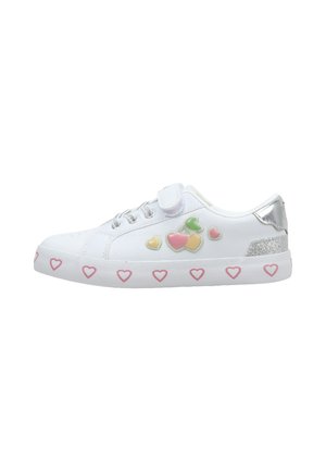 Zapatilla deportiva blanca para niños con diseños de corazones rosas en la suela, parches de cereza y corazón en el lateral, y un detalle plateado en el talón.