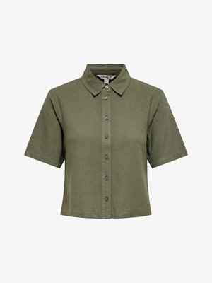 Olivo zelena kratka srajca s kratkimi rokavi, kratka na trebuhu, z ostrim ovratnikom in zapiranjem z gumbi spredaj.