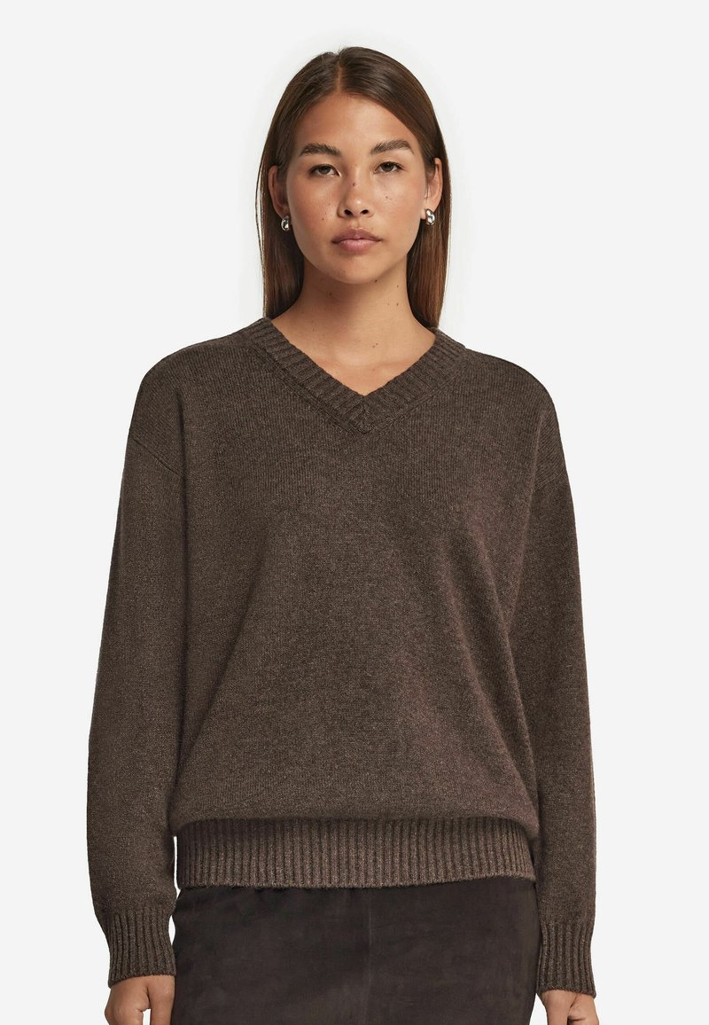 Brauner Strickpullover mit V-Ausschnitt, gerippten Bündchen und Saum. Der Stoff hat eine weiche Textur und eine lockere Passform, die sich gut für das Schichten eignet.