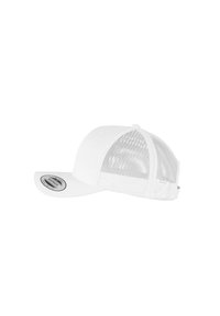 Gorra de béisbol blanca con una parte delantera sólida y parte trasera de malla. Presenta una visera curvada y una correa ajustable. Contiene una etiqueta de marca en la parte inferior.