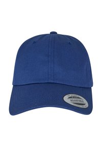 Cappellino da baseball blu regolabile realizzato in tessuto testurizzato, con visiera curva e un'etichetta circolare sul lato con la scritta "Regolabile".