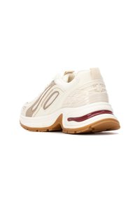 Scarpa atletica leggera in crema e beige, con pannelli in rete, suola in gomma con un accent maroon e sovrapposizioni testurizzate.