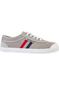 Lichtgrijze canvas sneaker met witte rubberen zool, voorzien van rode en marineblauwe strepen en zilveren oogjes met witte veters. Driehoekige neuscap.