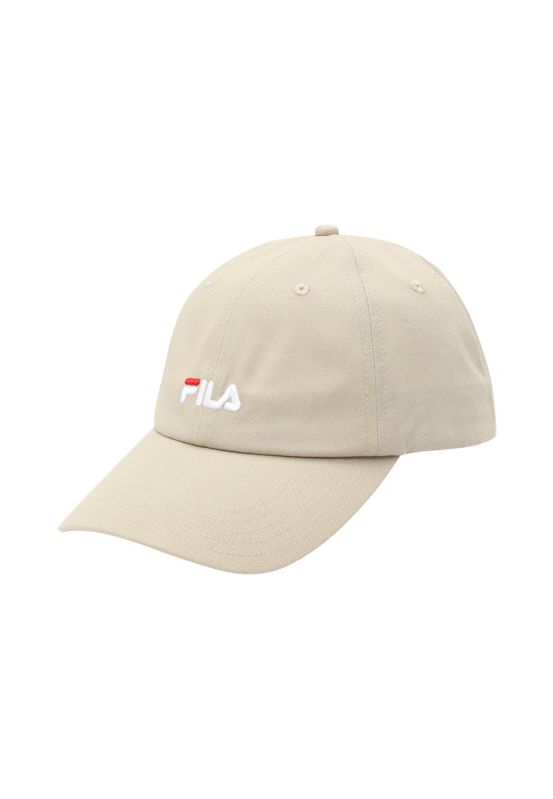Gorra de algodón beige con visera curvada, que presenta el logo bordado "FILA" en rojo y blanco. Seis ojales de ventilación y correa ajustable en la parte posterior.