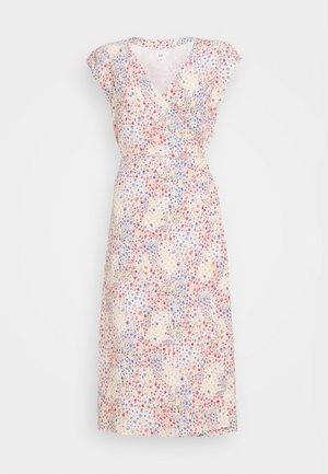 Sukienka midi w kwiaty w kolorach czerwonym, niebieskim i żółtym, z krótkimi rękawami, dekoltem w serek oraz talią podkreśloną, na jasnym tle.