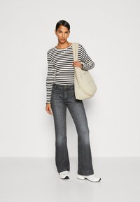 Wrangler FLARE - Jean flare - washed black