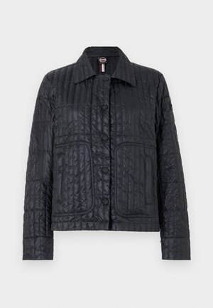 Giacca trapuntata nera realizzata in materiale lucido, con collo a camicia, chiusura con bottoni, due tasche frontali e dettagli a coste.