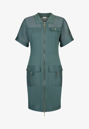 Robe à manches courtes bleu sarcelle avec fermeture éclair frontale, col, poches à rabat avec anneaux métalliques et petite poche poitrine avec fermeture à bouton.