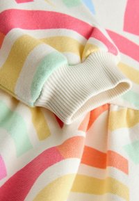 Bawełnowy sweatshirt z pastelowymi paskami w kolorach różowym, pomarańczowym, żółtym i zielonym. Ściągacze o miękkiej fakturze, w kolorze kremowym jako baza.