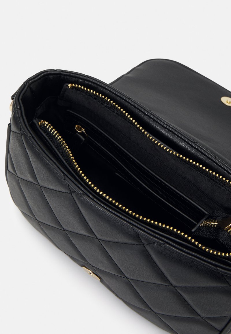 Schwarze gesteppte Lederhandtasche mit goldenen Beschlägen, ausgestattet mit einem Hauptfach und mehreren Innenfächern zur Organisation.