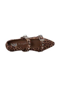 Zapato de puntera afilada con estampado de leopardo, dos correas con hebilla, textura suave parecida al ante y detalles en metal plateado. La combinación de colores es marrón y topo.