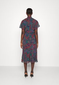 Blåmidiklänning med blommigt paisleymönster, korta ärmar, markerad midja och flödande fåll. Dekorerad med röda och gröna mönster.