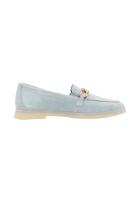 Hellblaue Wildlederschlupfschuhe mit flacher, beiger Sohle und einem dekorativen Riemen in der Mitte. Abgerundete Zehenpartie und minimale Nähte.