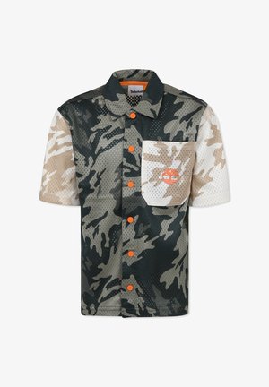 Maglietta a maniche corte con stampa camouflage in tessuto rete. Presenta colori a contrasto verde, beige e nero con bottoni arancioni e una tasca sul petto.