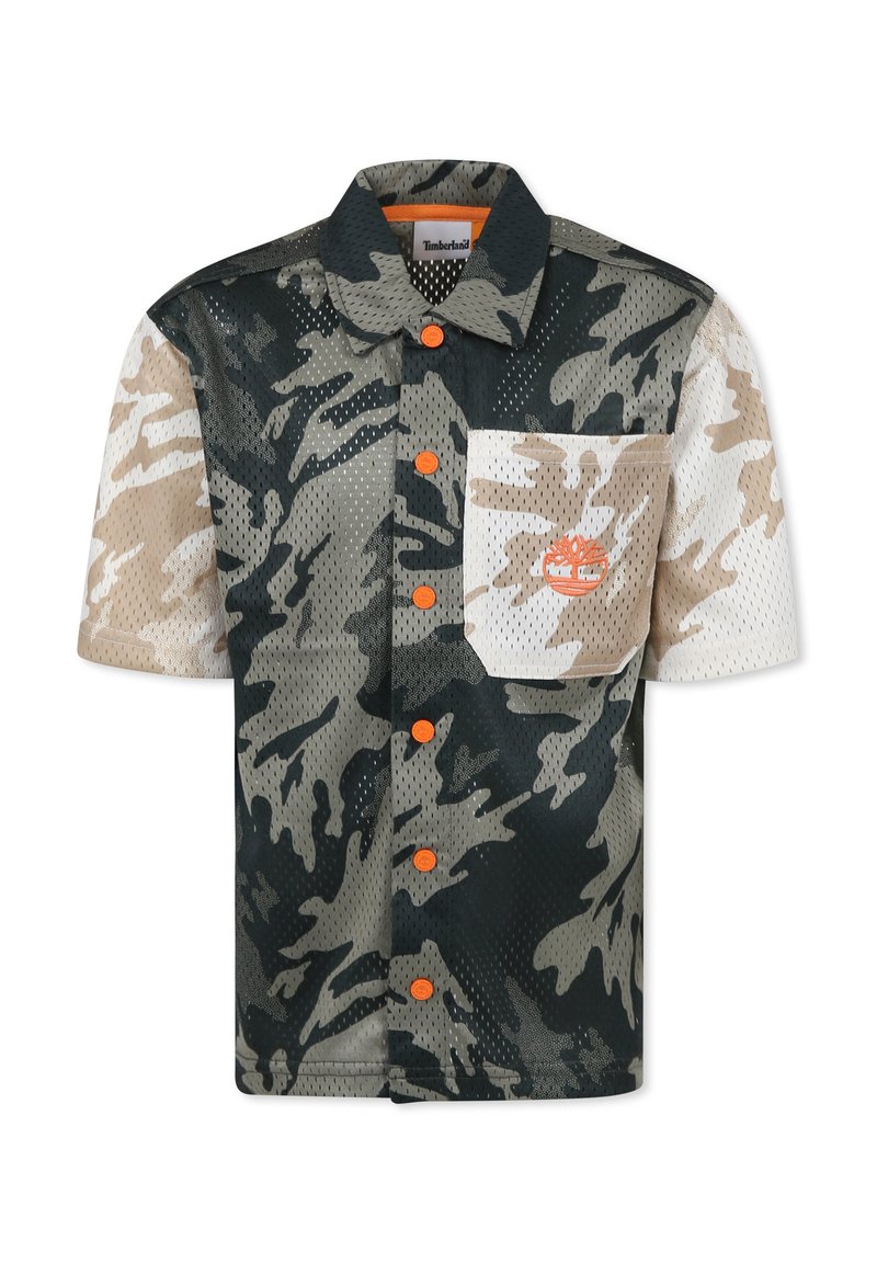 Maglietta a maniche corte con stampa camouflage in tessuto rete. Presenta colori a contrasto verde, beige e nero con bottoni arancioni e una tasca sul petto.