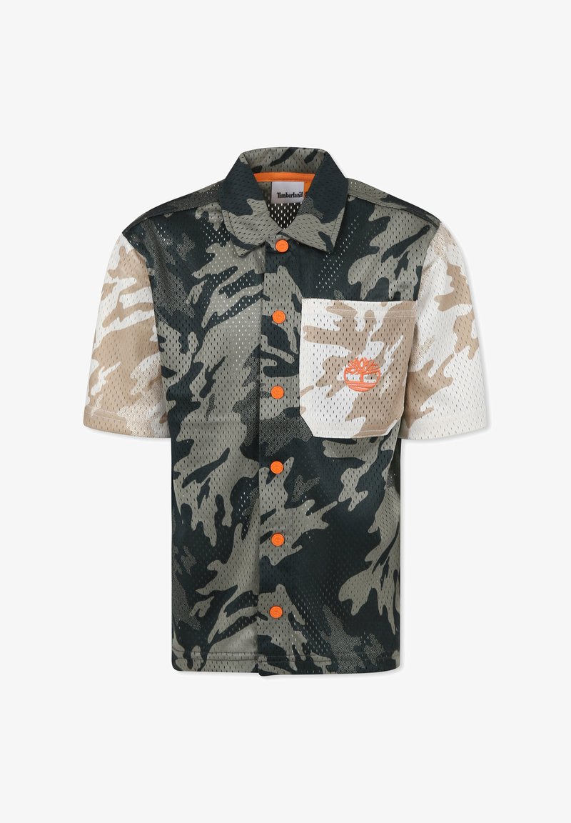 Maglietta a maniche corte con stampa camouflage in tessuto rete. Presenta colori a contrasto verde, beige e nero con bottoni arancioni e una tasca sul petto.