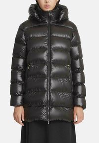 Zwarte donsjas met een glanzende afwerking, voorzien van een capuchon, ritssluiting aan de voorkant en ritssluiting aan de zijzakken. Het doorgestikte ontwerp zorgt voor textuur.