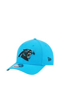 Casquette bleu clair avec une couronne arrondie et un bord courbé. Présente un logo de panthère brodé en noir à l'avant et une étiquette de logo sur le côté.