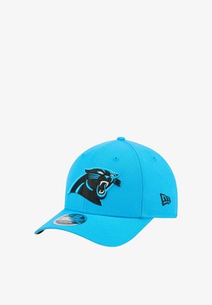 Hellblaues Cap mit einer abgerundeten Krone und gebogenem Schirm. Auf der Vorderseite befindet sich ein schwarzes, gesticktes Panther-Logo und ein Logotag an der Seite.