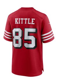 Maillot de sport rouge avec des manches courtes, des rayures blanches et des accents noirs. Le dos affiche "KITTLE" au-dessus du numéro "85" en lettres blanches épaisses.