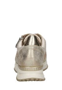 Vrouwen sportieve schoen, metallic goud, gladde textuur met zilveren accenten, laag profiel ontwerp, gevoerde zool, achterzijde met rits.