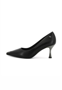 Czarne skórzane buty na wysokim obcasie z wąskim noskiem i metalicznym akcentem na obcasie. Gładka tekstura i elegancki fason.