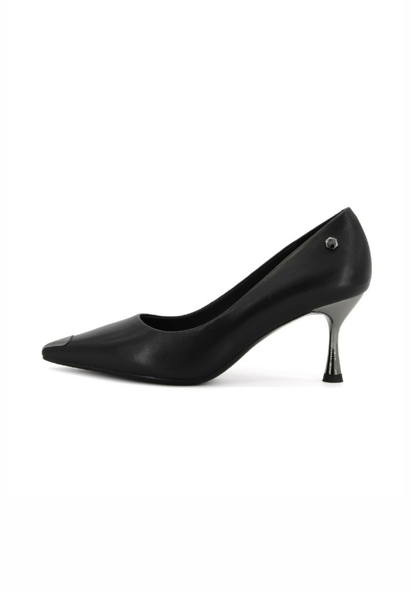 Czarne skórzane buty na wysokim obcasie z wąskim noskiem i metalicznym akcentem na obcasie. Gładka tekstura i elegancki fason.