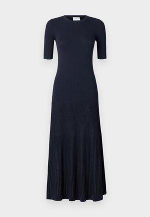 Robe en tricot côtelé marine à manches courtes, avec un col rond et une jupe évasée. Partie supérieure lisse transitionnant vers une section inférieure texturée.