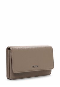 Portafoglio in pelle beige con superficie strutturata, pattina pieghevole e marchio argentato. Presenta molteplici scomparti per schede e contante.