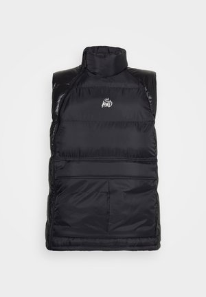 Gilet nero imbottito senza maniche con collo alto, cuciture orizzontali frontali, cerniera laterale e logo bianco "KWD" al centro del petto.