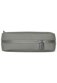 Neceser gris rectangular, hecho de un material suave, que cuenta con un cierre de longitud completa, dos tiradores de cremallera y un diseño plano para facilitar su almacenamiento.