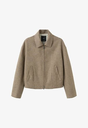 Chaqueta marrón con patrón de pata de gallo, cuello alto, cremallera frontal y dos bolsillos laterales. Fabricada con tela texturizada; diseño ligeramente corto.