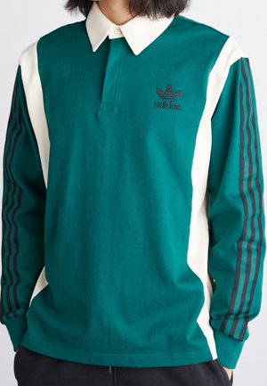 Zielono-biała koszulka rugby Adidas z długim rękawem z czarnymi trzema paskami na rękawach i białym kołnierzem zapinanym na guziki.