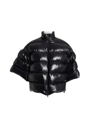 Chaqueta acolchada negra brillante con mangas cortas y anchas y cuello alto, cerrada con cremallera central sobre un fondo blanco.